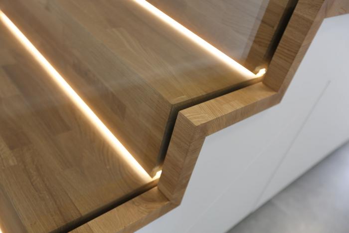 Résidence privée - Escalier en chêne lamellé avec gardes corps en verre et leds intégrés.